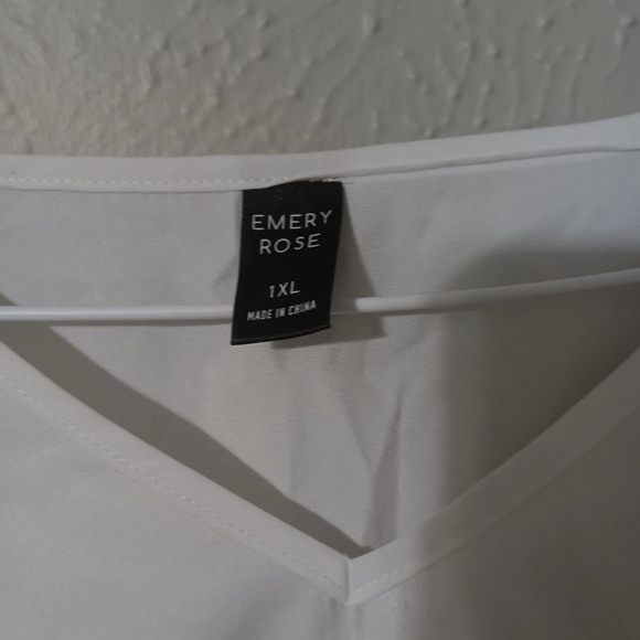 Asymmetrical White and Red Floral Blouse - Picture 4 of 6